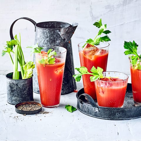 Wodka, Tomatensaft und Gewürze: Diese Mixtur ist vitalisierend für die Sinne. Mischen Sie sich eine leckere Bloody Mary nach unserem Cocktail-Rezept!