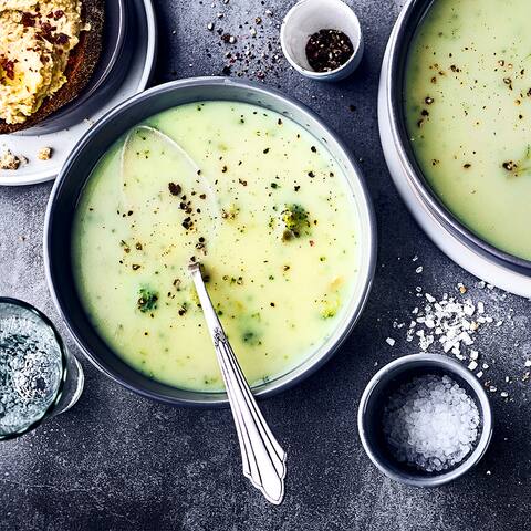 Eine tolle Kombination und schnell zubereitet: Diese cremige Blumenkohl-Broccolisuppe mit knusprigen Crostinis, bestrichen mit selbstgemachtem Hummus.