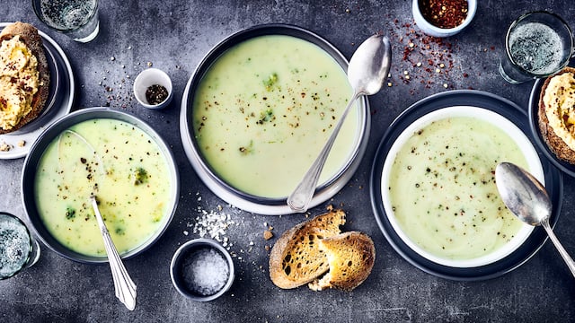 Blumenkohl-Broccolicremesuppe mit Hummus-Crostini