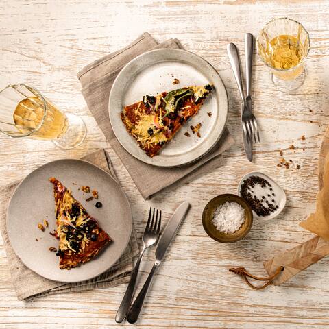 Dieses Rezept ist nicht nur vegan, sondern auch gluten- und laktosefrei: Blumenkohl-Pizza mit selbstgemachtem Boden aus Blumenkohl und Maismehl. 