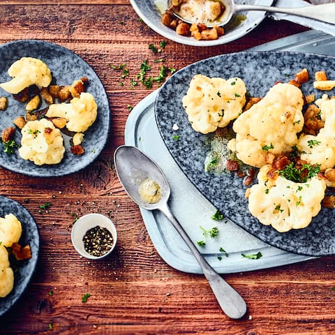 Bereiten Sie mit unserem Rezept für polnischen Blumenkohl eine Gemüsebeilage zu, die zu Fisch, Fleisch und vegetarischen Gerichten gleichermaßen passt.