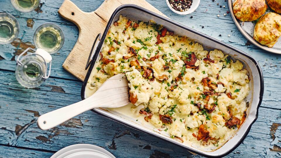 Zarter Blumenkohl lässt sich mit frischen Zutaten im Handumdrehen in einen leckeren Auflauf verwandeln. Kosten Sie die Blumenkohlauflauf-Rezepte von EDEKA!