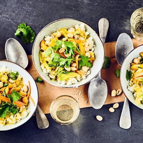 Blumenkohlreis ist vielseitig verwendbar und dazu richtig lecker. Ersetzen Sie doch einfach bei einem klassischen Curry einmal den Reis durch geschroteten Blumenkohl oder probieren Sie direkt unser Blumenkohlreis Curry mit Zuckerschoten, gelber Paprika, Karottenfritt und Koriander.