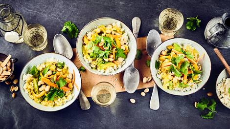 Blumenkohlreis ist vielseitig verwendbar und dazu richtig lecker. Ersetzen Sie doch einfach bei einem klassischen Curry einmal den Reis durch geschroteten Blumenkohl oder probieren Sie direkt unser Blumenkohlreis Curry mit Zuckerschoten, gelber Paprika, Karottenfritt und Koriander.