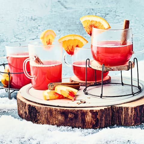 Punsch aus Früchtetee und Blutorangen, ideal für die Weihnachtszeit.