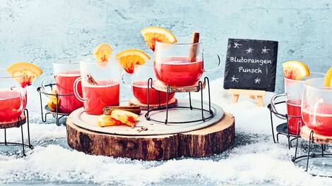 Punsch aus Früchtetee und Blutorangen, ideal für die Weihnachtszeit.