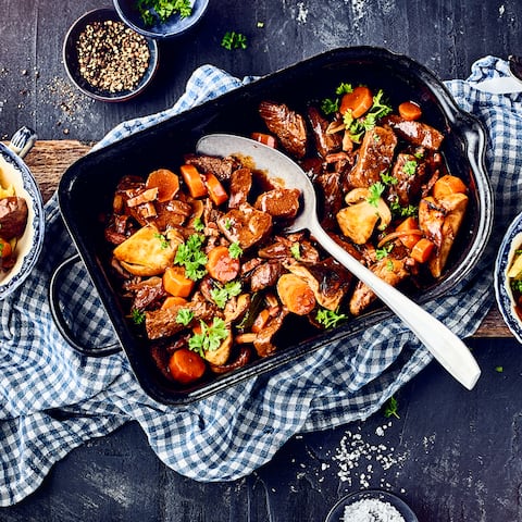 Die beiden Hauptzutaten sind bereits im Namen enthalten: Rindfleisch und Burgunderwein: Dazu kommen neben Steinpilzen, Speck und Möhren noch jede Menge Gewürze und fertig ist das Fleischgericht aus Burgund. 