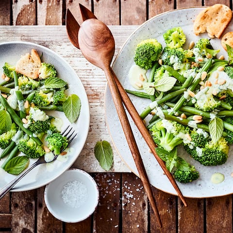 Eine knackige vegetarische Mahlzeit für den spontanen Hunger: Unser Rezept für frischen Brokkolisalat mit grünen Bohnen und Caesar-Dressing ist in dreißig Minuten fertig, einfach zuzubereiten und ein kräftiges Geschmackserlebnis!