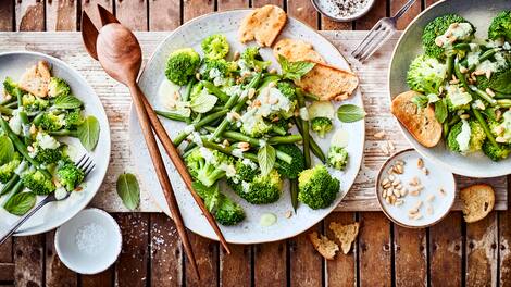 Eine knackige vegetarische Mahlzeit für den spontanen Hunger: Unser Rezept für frischen Brokkolisalat mit grünen Bohnen und Caesar-Dressing ist in dreißig Minuten fertig, einfach zuzubereiten und ein kräftiges Geschmackserlebnis!