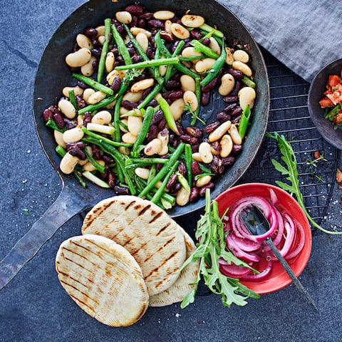 In unserem Rezept für eine Bohnen-Pfanne mit Chili-Tomaten-Salsa kombinieren wir 3erlei Bohnen und servieren dazu eine selbstgemachte feurige Salsa und Pita-Brote. 