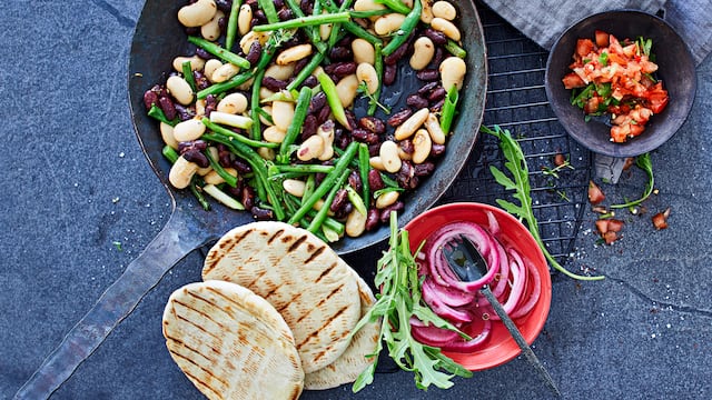 Bohnen-Pfanne mit Chili-Tomaten-Salsa