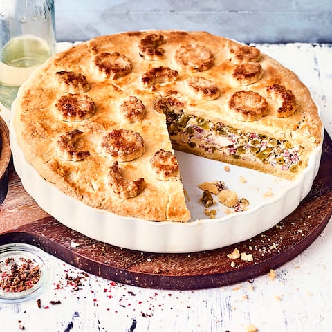 Einfach köstlich! Unser Rezept für Bohnen-Pie ist schön herzhaft mit grünen Bohnen, geräuchertem Schinken und Feta.