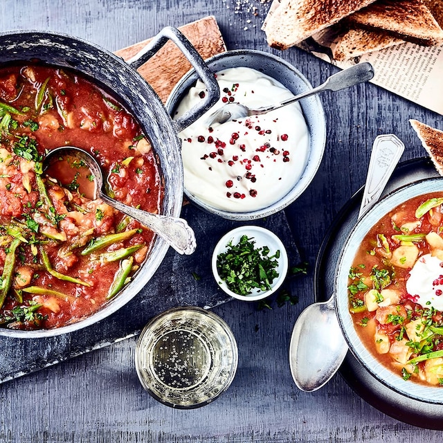 Sättigender Gemüse-Eintopf mit einem Ziegenkäse-Dip. Probieren Sie doch einmal diesen Bohnen-Tomaten-Eintopf!