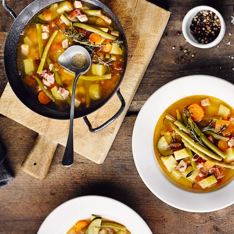 Eine deftige Bohnensuppe wärmt an kalten Tagen und lässt sich mit Gemüse, Fleisch oder Fisch zubereiten. Wir haben die besten Rezepte für Sie!