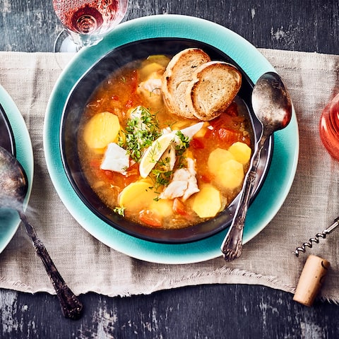 Die Ursprünge des Bouillabaisse-Rezepts reichen bis in das 16. Jahrhundert zurück – wir erklären Ihnen, wie das Fischgericht zubereitet wird.