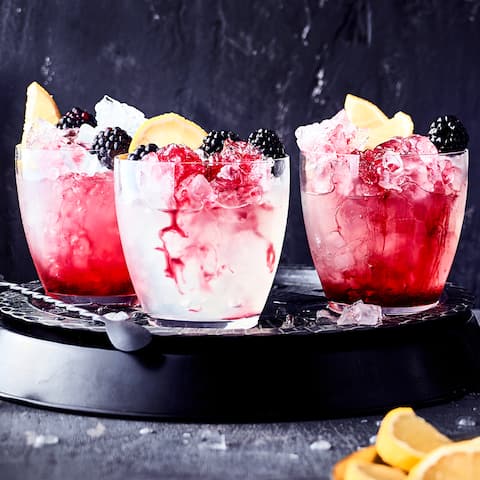 Unser neuer Anwärter für den Sommer-Drink des Jahres – Bramble: Ein Cocktail aus Gin, Crushed Ice und selbstgemachtem Brombeersirup. 