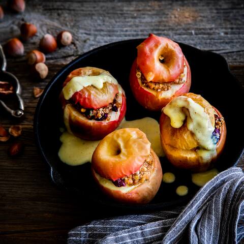 Draußen toben die Herbstwinde, das nasskalte Herbst- und Winterwetter drängt uns zurück in die warme Stube. Genau die richtige Stimmung für unser Bratapfel-Rezept. Der heiße Apfel gehört zu den Klassikern für kalte Tage.