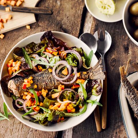 Wenn es einmal schnell gehen soll, ist unser Brathering-Rezept mit Pellkartoffeln und Salat genau das Richtige für Sie! Traditionelles einfach zubereitet!