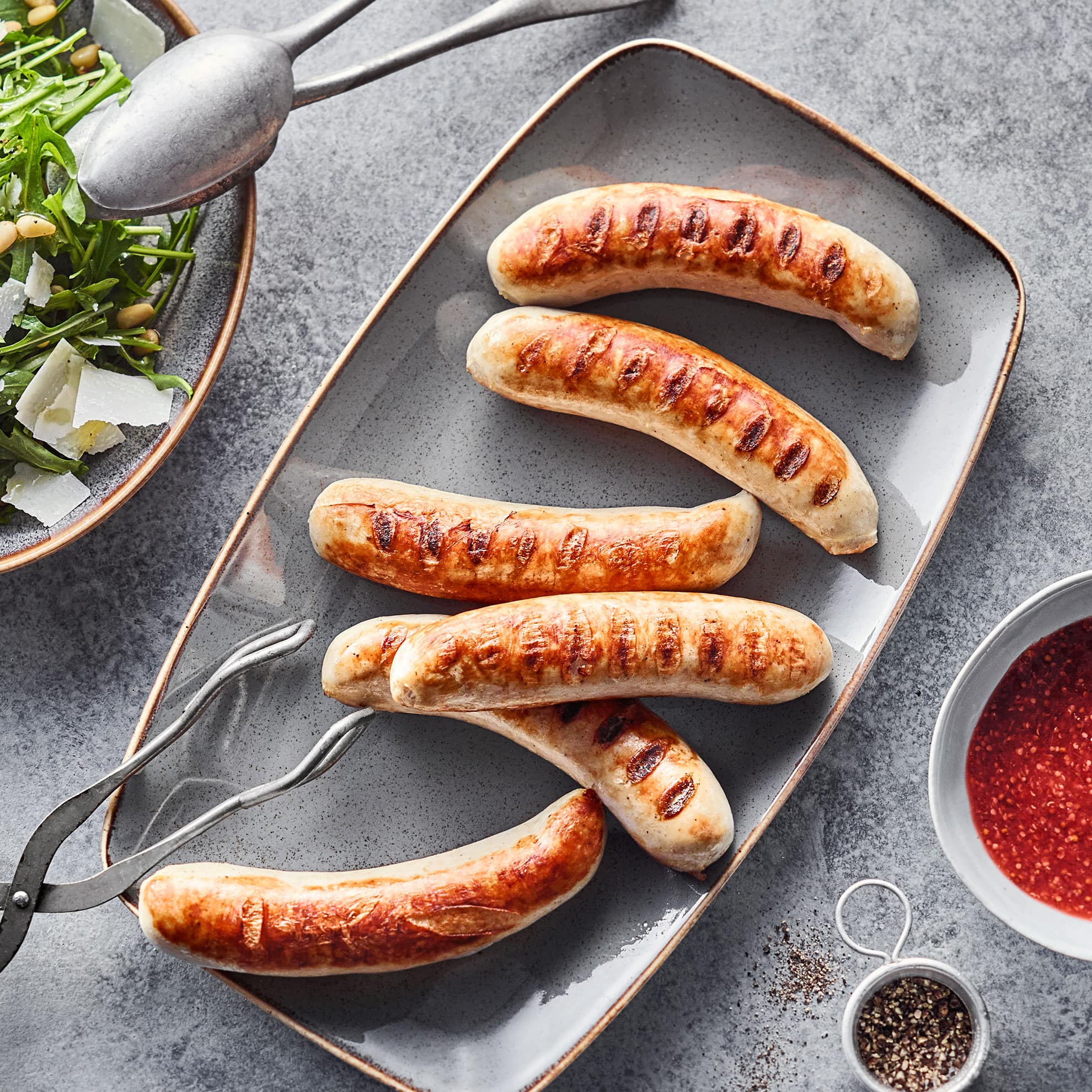 Bratwurst mit Erdbeer-Senf-Dip und Rucola-Salat