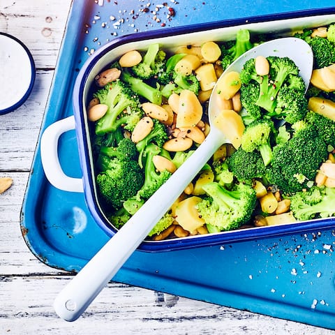 Vegetarische Beilage: Probieren Sie unseren Brokkoli mit Petersilienwurzel und gerösteten Mandelkernen – mit Knoblauch und Zwiebeln gewürzt. 