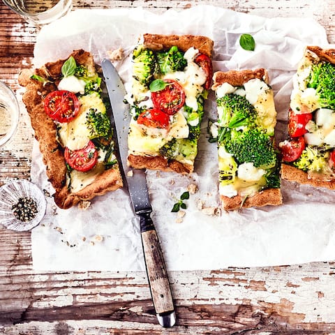 Probieren Sie unser Rezept für leckere vegetarische Brokkoli-Rucola-Quiches mit Brokkoli, sahnigem Frischkäse und süßen Tomaten aus.