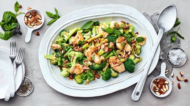 Brokkolisalat mit Hähnchenbrustfilet und Mandeln