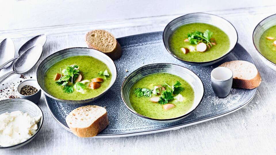 Unser Tipp für Eilige: Mit unserem Rezept zaubern Sie in nur 20 Minuten eine köstliche Brokkolisuppe mit Frühlingszwiebeln und Staudensellerie. Dazu Würstchen und Vollkornbrötchen. 
