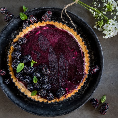Mit vielen frischen Brombeeren und knusprigem Nussboden schmeckt diese Brombeer-Tarte einfach köstlich. Ob im Sommer oder zum herbstlichen Kaffeetisch, immer ein Genuss. 