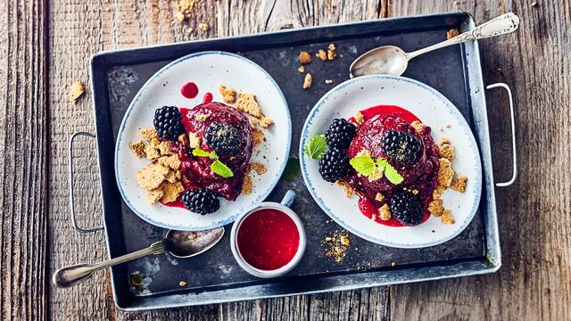 Brombeereis mit Himbeersoße