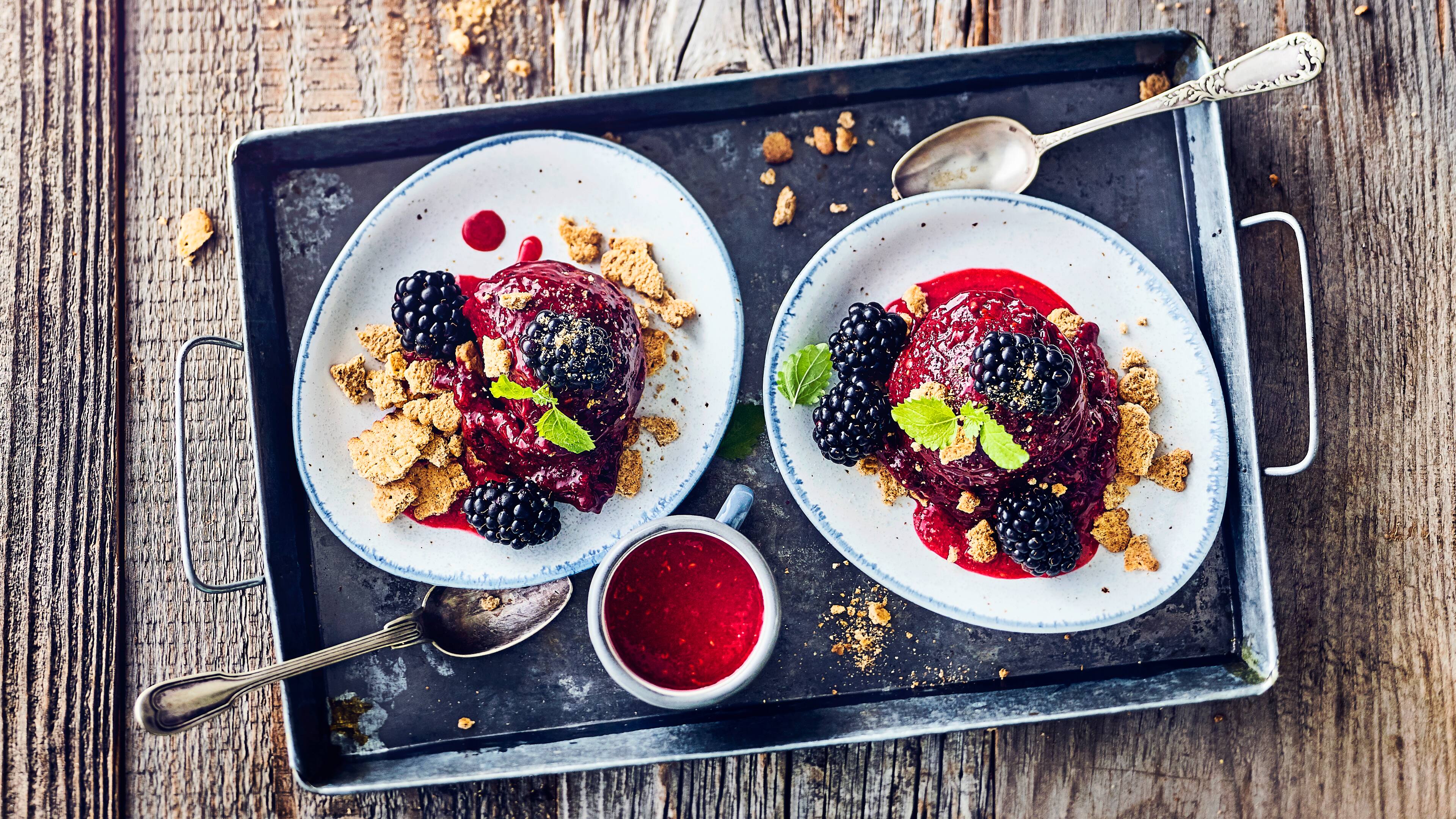 Brombeereis mit Himbeersoße - Rezept | EDEKA