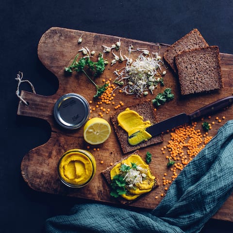 Es ist Stullenzeit! Und das am Liebsten mit unserem Rezept für selbstgemachten Brotaufstrich mit roten Linsen und Süßkartoffel!