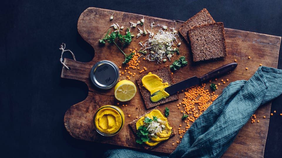 Es ist Stullenzeit! Und das am Liebsten mit unserem Rezept für selbstgemachten Brotaufstrich mit roten Linsen und Süßkartoffel!