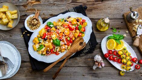Sommerlich frischer Brotsalat mit selbstgemachtem Ciabatta – genau das Richtige für einen Grillabend!