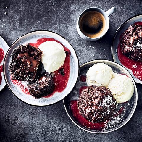 Servieren Sie Ihren Gästen unsere Brownie-Muffins mit Zartbitterschokolade, Bananen & Kardamom an einer fruchtigen Soße aus frischen Himbeeren als Dessert!
