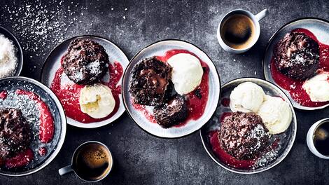 Servieren Sie Ihren Gästen unsere Brownie-Muffins mit Zartbitterschokolade, Bananen & Kardamom an einer fruchtigen Soße aus frischen Himbeeren als Dessert!
