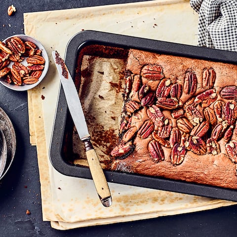 Leckeres Gebäck für jeden Anlass: Probieren Sie unsere saftigen Brownies vom Blech – frisch gebacken mit Zartbitterschokolade und Pecannüssen!