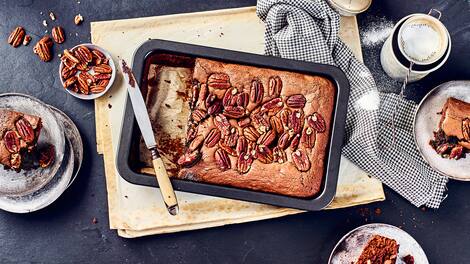 Leckeres Gebäck für jeden Anlass: Probieren Sie unsere saftigen Brownies vom Blech – frisch gebacken mit Zartbitterschokolade und Pecannüssen!