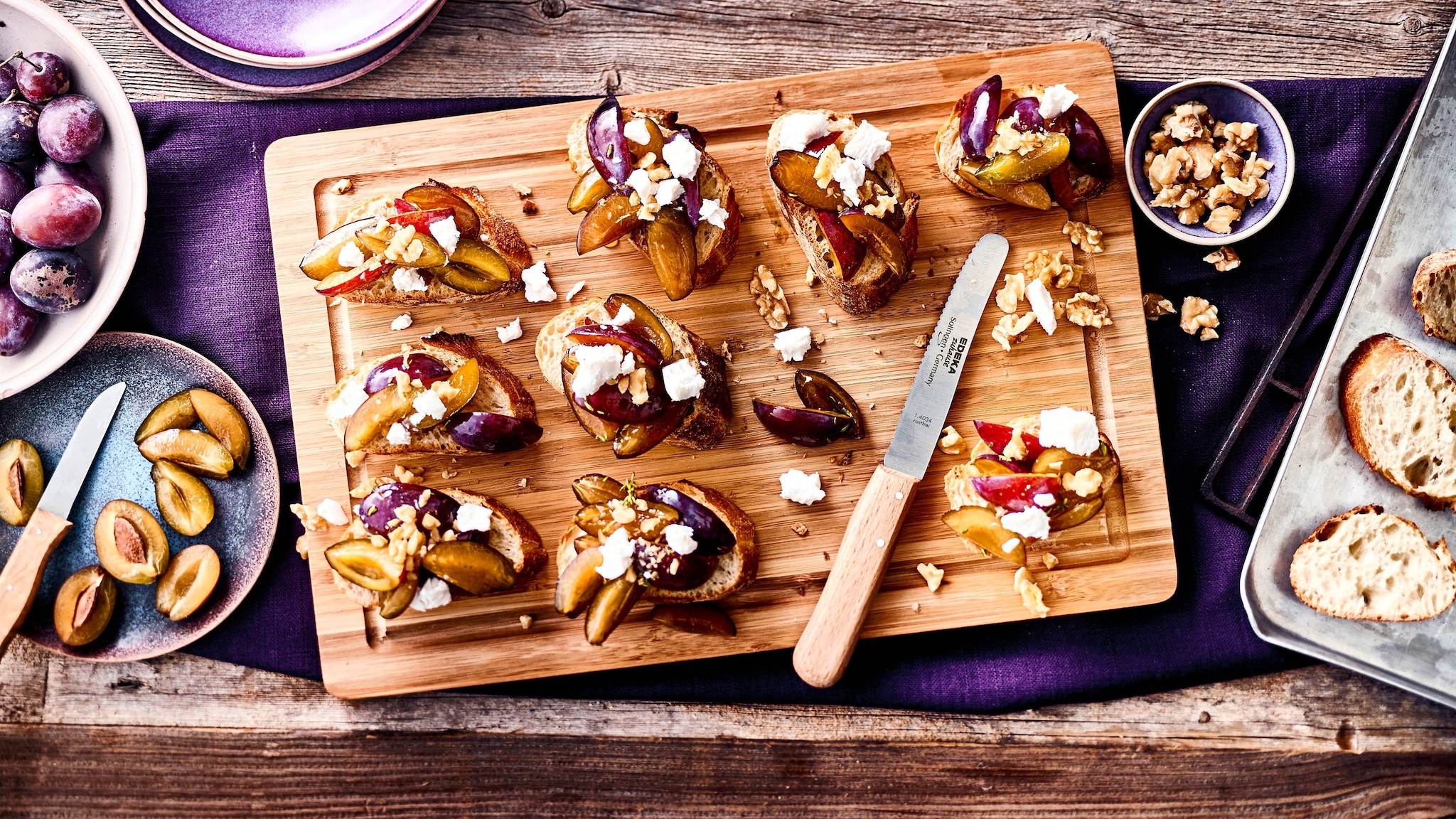 Bruschetta mit Zwetschgen und Ziegenkäse