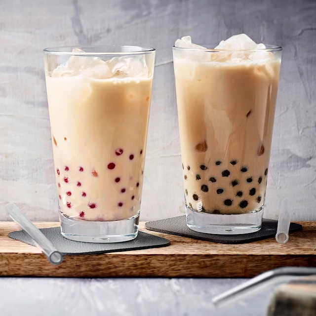 Wer kennt noch die kleinen, bunten Perlen in süßer Flüssigkeit? Früher ein Trend in den Läden, jetzt ein Trend zum Selbermachen: Bubble Tea.