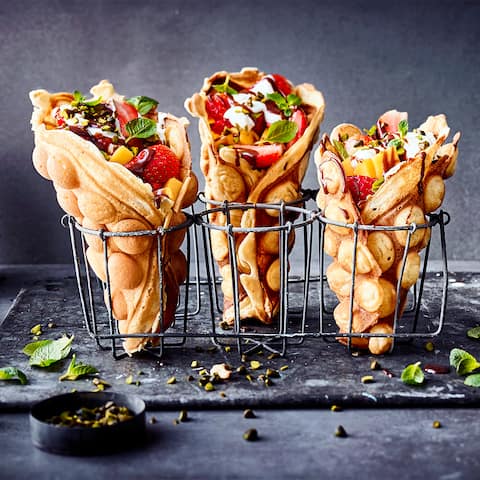 Bubble Waffles werden auch Egg Waffles genannt und sind super fluffig und luftig. Die Waffeln sind vielseitig garnierbar und können mit allerlei Leckereien gefüllt werden. 