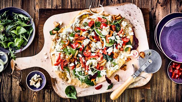 Bunte Salatpizza