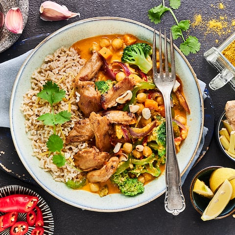 Genießen Sie unser buntes Curry mit Kichererbsen, veganem Fleischersatz und viel frischem Gemüse und dafür ganz ohne Fleisch. 
