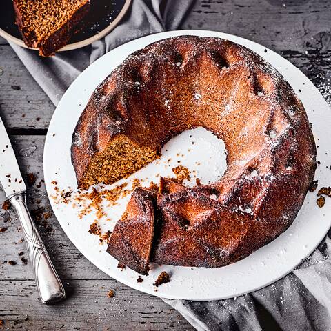 Mit unserem Rezept gelingt Ihnen dieser Kuchen-Klassiker in 90 Minuten: Probieren Sie unseren Burgenlander Gugelhupf mit Zartbitter-Schokolade, gemahlenen Mandeln und einem Schuss Rum!