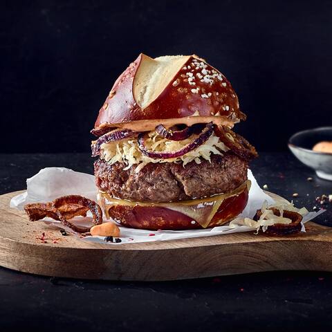 https://www.edeka.de/media/01-rezeptbilder/rezeptbilder-a-d/rez-edeka-burger-the-bavarian-rezept-a-d-1-1.jpg?imwidth=480&imdensity=1%20480w