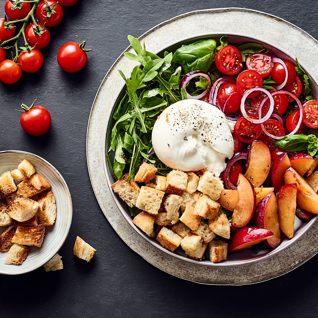 Burrata-Bowl mit Pflaumen und Tomaten