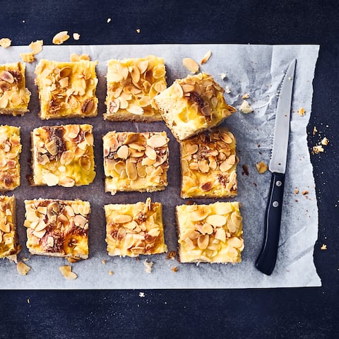 Selbst gemachter Hefeteig mit Puddingfüllung, das wird ein Butterkuchen mit Pudding der einfach nur lecker schmeckt. Probieren Sie diesen Klassiker mit Füllung, Ihre Gäste werden ihn noch leicht warm aus dem Ofen lieben.