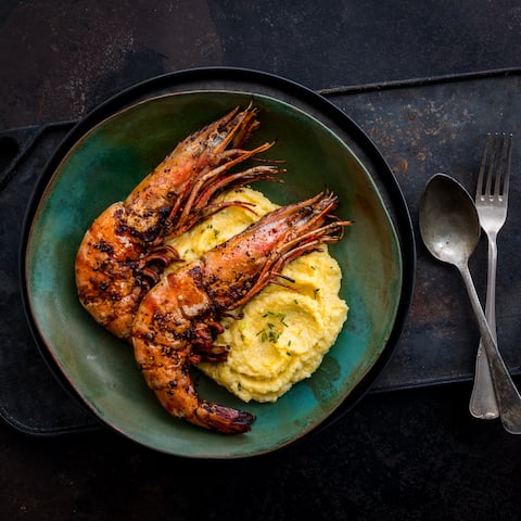Der Klassiker aus den Südstaaten: feurig, scharfe Cajun-Garnelen mit cremig, würziger Maisgrütze ist richtiges Soulfood.