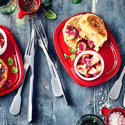 Raffinierte Kombination für Ihre Gäste: Unser Rezept für Camembert-Käse in Walnusskruste mit einem Birnen-Ingwer-Chutney – probieren Sie es gleich mal aus!