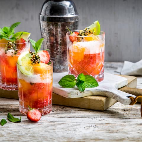 Cantaloupe Spritz ist ein fruchtiger Melonen-Cocktail mit Erdbeeren, Perlwein und Minzpesto, perfekt für die nächste Sommer- oder Gartenparty.