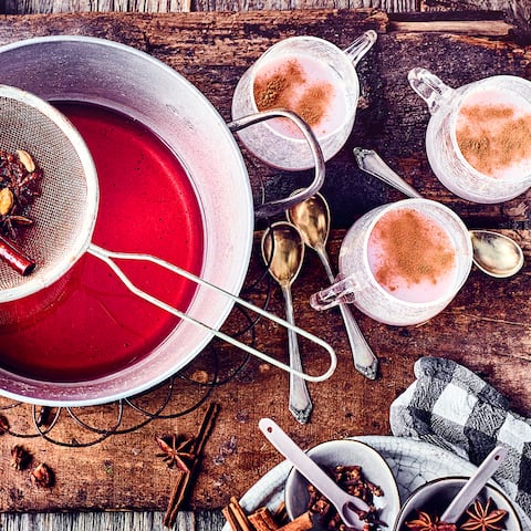 Köstlicher selbstgemachter Chai-Sirup mit warmer Milch aufgegossen ist eine schöne herbstliche Alternative zum Kaffee oder auch als Dessert möglich!